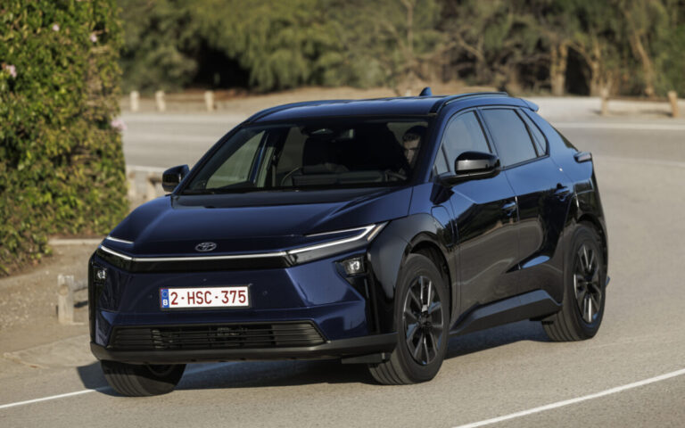 2026_bz4xfwd_deepbluemetallic_dynamic_013